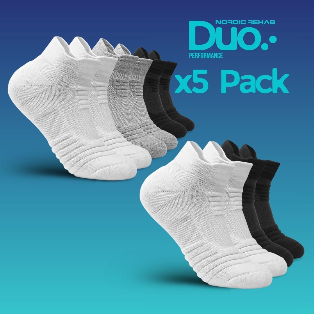 Fem par Nordic Rehab Duo Performance-kompressionsstrumpor i vitt, grått och svart. Bilden visar 5-pack-förpackningen som kombinerar stöd, komfort och andningsförmåga för aktiva fötter.