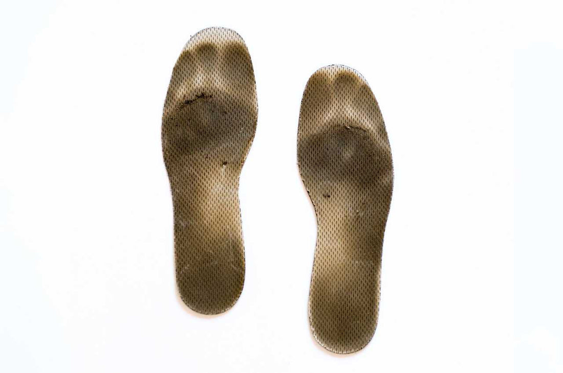 Närbild på smutsiga och slitna skoinlägg mot vit bakgrund. Bilden används av Nordic Rehab i en artikel om bakterier, svamp och hygien i skoinlägg, samt hur dåligt underhåll kan leda till lukt, fotsvamp och minskad stötdämpning.