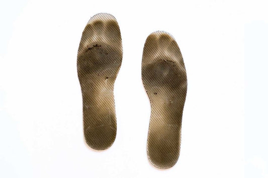 Närbild på smutsiga och slitna skoinlägg mot vit bakgrund. Bilden används av Nordic Rehab i en artikel om bakterier, svamp och hygien i skoinlägg, samt hur dåligt underhåll kan leda till lukt, fotsvamp och minskad stötdämpning.