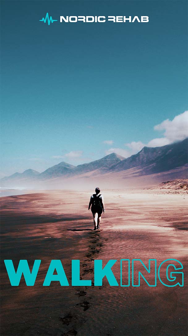 Bild på en person som har gått en lång väg med Nordic Rehab-logotyp och texten WALKING. I bakgrunden syns bergslandskap och fotspår i sanden. Bilden symboliserar naturlig rörelse, styrka och komfort – kärnvärden i Nordic Rehabs produkter.
