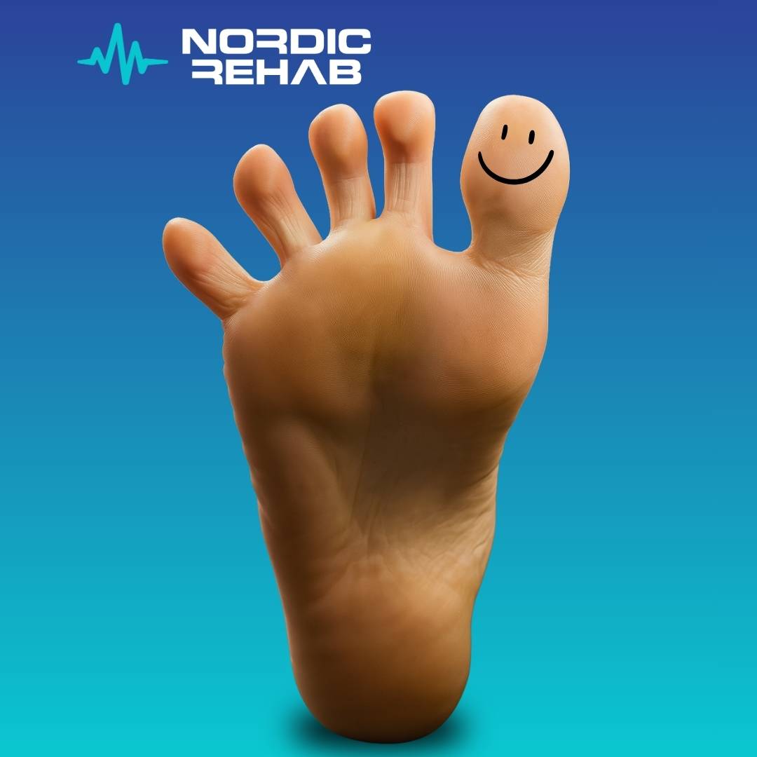Bild från Nordic Rehab som visar en fot med glad min målad på stortån. Tårna är naturligt utspridda för att visa hur NEO Sport barfotaskor främjar naturlig tåspridning, stärker fotmuskulaturen och ger ökad stabilitet, balans och komfort vid varje steg.