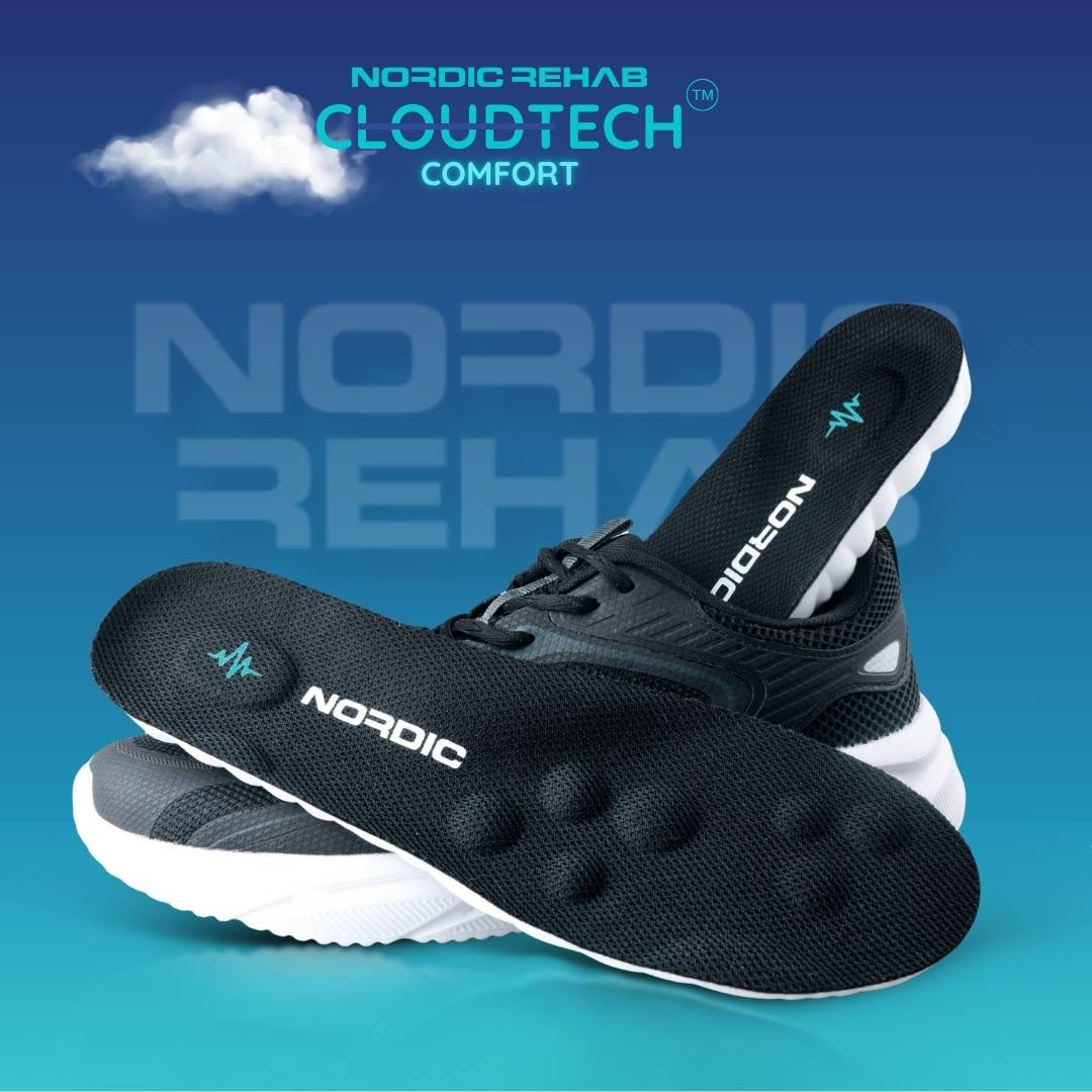 Produktbild från Nordic Rehab som visar svarta CloudTech Comfort-skoinlägg placerade ovanpå en svart sko med vit sula. Skoinläggen har Nordic Rehab-logotyp och en ergonomisk form som symboliserar komfort, dämpning och stöd vid varje steg.