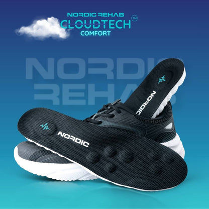Produktbild från Nordic Rehab som visar svarta CloudTech Comfort-skoinlägg placerade ovanpå en svart sko med vit sula. Skoinläggen har Nordic Rehab-logotyp och en ergonomisk form som symboliserar komfort, dämpning och stöd vid varje steg.