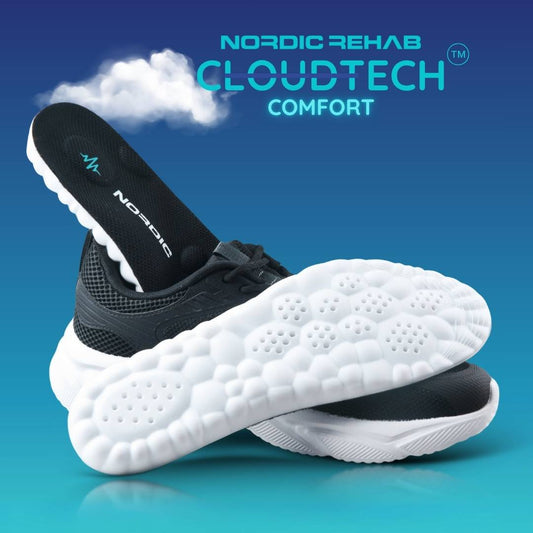 Produktbild från Nordic Rehab som visar svarta CloudTech Comfort-skoinlägg i en svart sko med vit, dämpande sula. Skoinläggen har Nordic Rehab-logotyp, ventilationshål och molnformad undersida som symboliserar mjukhet, komfort och stöd vid varje steg.