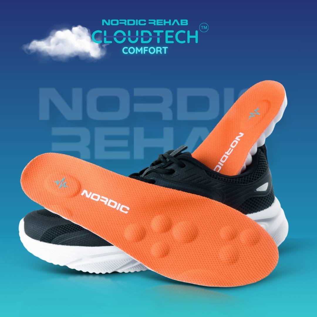 Produktbild från Nordic Rehab som visar orange CloudTech Comfort-skoinlägg placerade ovanpå en svart sko med vit sula. Skoinläggen har Nordic Rehab-logotyp och en ergonomisk form som symboliserar komfort, dämpning och stöd vid varje steg.
