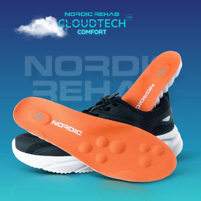 Produktbild från Nordic Rehab som visar orange CloudTech Comfort-skoinlägg placerade ovanpå en svart sko med vit sula. Skoinläggen har Nordic Rehab-logotyp och en ergonomisk form som symboliserar komfort, dämpning och stöd vid varje steg.