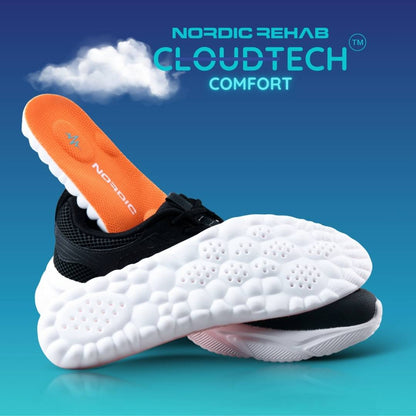 Produktbild från Nordic Rehab som visar orange CloudTech Comfort-skoinlägg i en svart sko med vit, dämpande sula. Skoinläggen har Nordic Rehab-logotyp, ventilationshål och molnformad undersida som symboliserar mjukhet, komfort och stöd vid varje steg.