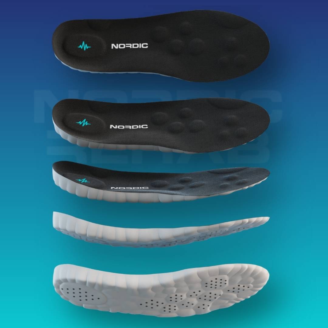 Produktbild från Nordic Rehab som visar flera vyer av CloudTech Comfort-skoinlägg i svart. Bilden visar ovansida, sidovy och undersida med ventilationshål och molnformad sula som illustrerar dämpning, komfort och stöd vid varje steg.