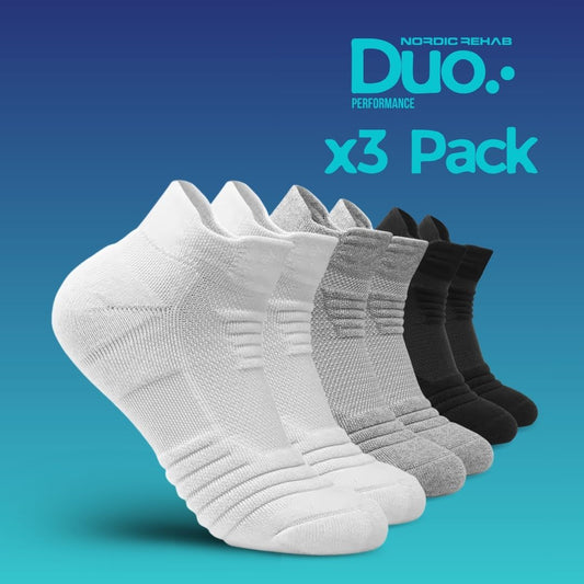 Tre par Nordic Rehab Duo Performance-kompressionsstrumpor i vitt, grått och svart. Bilden visar 3-pack-förpackningen som erbjuder effektiv kompression och komfort för vardag och träning.