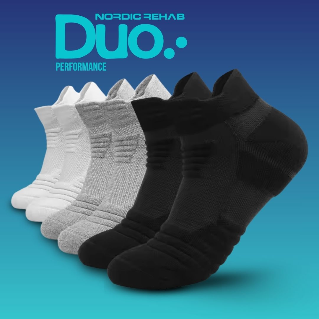 Produktbild som visar Nordic Rehab Duo Performance – 5 zoners kompressionsstrumpor i vitt, grått och svart. Strumporna har strategisk kompression som ökar blodcirkulationen, ger stöd för hålfot och ankel samt minskar trötthet. Passar både kvinnor och män för träning, arbete och vardag.
