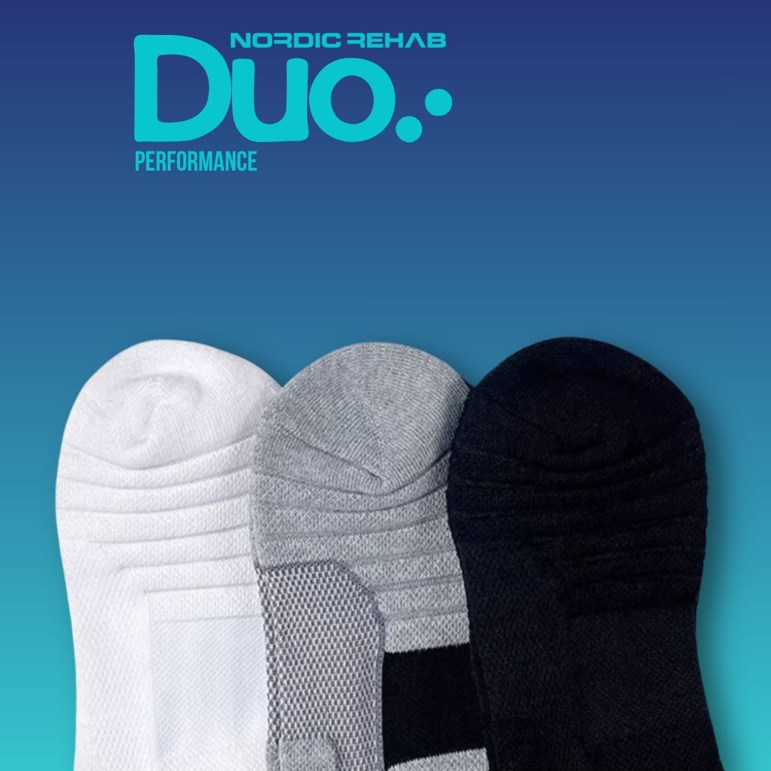 Produktbild på Nordic Rehab Duo Performance – 5 zoners kompressionsstrumpor i vitt, grått och svart. Strumporna har förstärkt häl, sömlös tå och zonindelad kompression som ger stöd för fotvalv och ankel samt förbättrad cirkulation och stabilitet vid aktivitet.