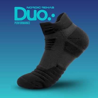 Kompressionsstrumpa i svart från Nordic Rehab Duo Performance med fem stödzoner som förbättrar blodflödet och ger optimalt stöd för hålfot och ankel. Perfekt för återhämtning, löpning och långvarigt stående arbete.