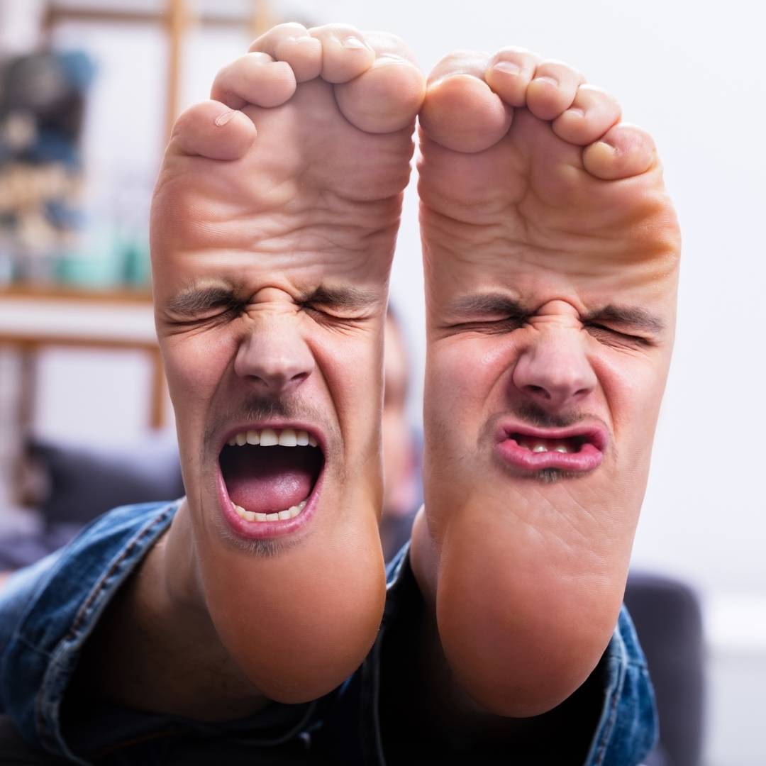 Humoristisk bild som visar två fötter med ansikten som uttrycker smärta och trötthet. Används av Nordic Rehab för att visa hur viktigt det är att ta hand om sina fötter med rätt skoinlägg och stöd vid fotsmärta eller belastning.