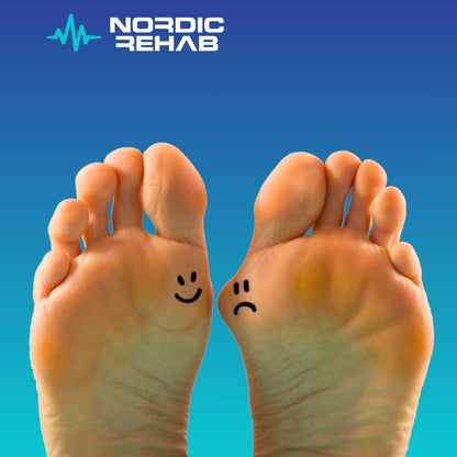 Bild från Nordic Rehab som visar två fötter mot blå bakgrund. Den högra foten har en ledsen min och visar tecken på hallux valgus, medan den vänstra foten med glad min representerar en frisk fot med gott tåutrymme. Bilden lyfter hur NEO Sport barfotaskor främjar naturlig tåspridning, stärker fotmuskulaturen och minskar risken för snedställda tår.