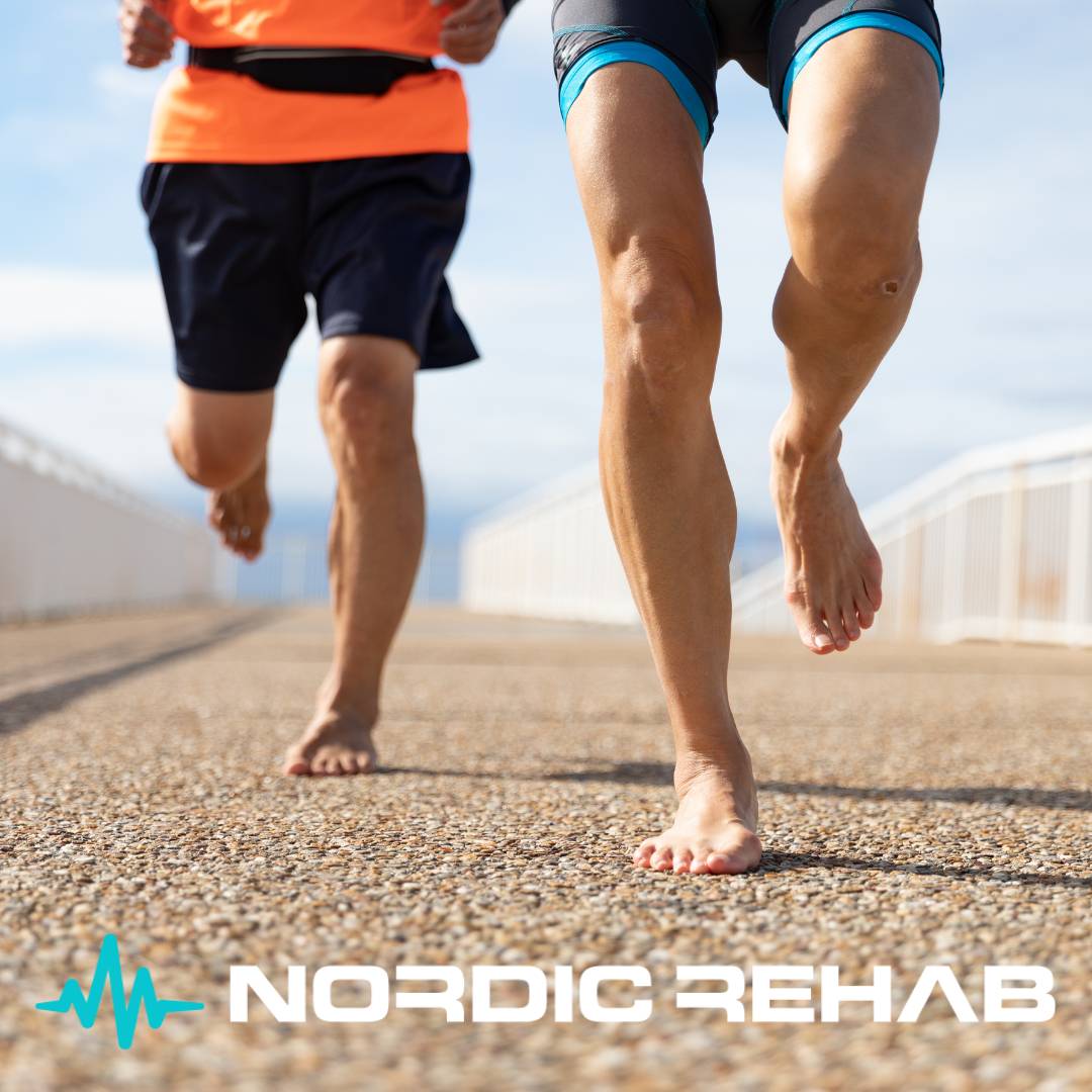 Två personer springer barfota på en bro i dagsljus med Nordic Rehab-logotypen i bild. Bilden speglar den naturliga rörelse, frihet och fotstyrka som NEO Sport barfotaskor ger genom att främja markkontakt, balans och en mer naturlig löpteknik.