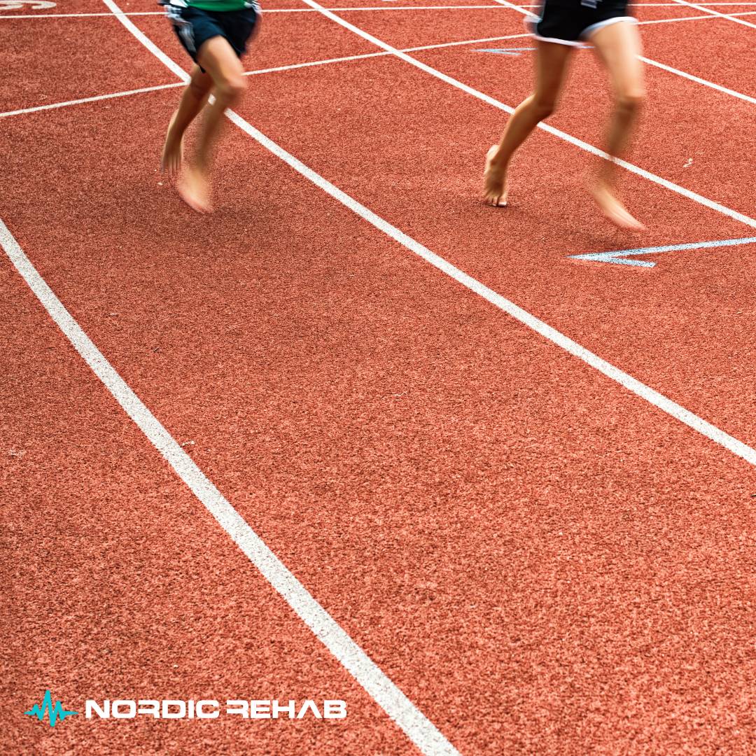 Två löpare springer barfota på en löparbana i full rörelse. Bilden symboliserar naturlig löpning, starkare fötter och bättre markkontakt — precis den känsla och rörelsefrihet som NEO Sport barfotaskor från Nordic Rehab är designade för.