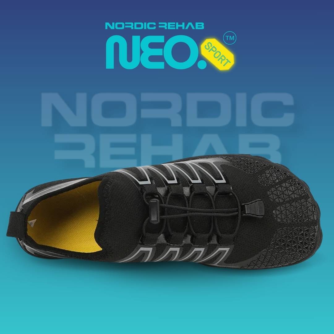 Produktbild på Nordic Rehab NEO Sport barfotaskor i svart, sedd ovanifrån. Skon har bred tåbox, snabb snörning och ventilerande mesh som ger naturlig rörelsefrihet, stärker fotmusklerna och bidrar till stabil gång och balans.