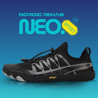 Produktbild på Nordic Rehab NEO Sport barfotaskor i vitt med ergonomisk och unisex design. Skon har bred tåbox, tunn flexibel sula och justerbar snörning som ger naturlig rörelse, stärker fotmuskulaturen och bidrar till en stabilare gånghållning med hög komfort vid varje steg.