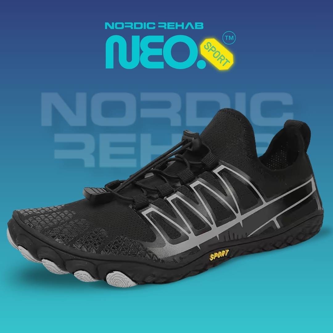 Produktbild på Nordic Rehab NEO Sport barfotaskor i svart. Skon har ergonomisk design med bred tåbox, tunn flexibel sula och lätt ovandel som främjar naturlig rörelse, stabil gång och stärker fotmusklerna vid aktivitet.