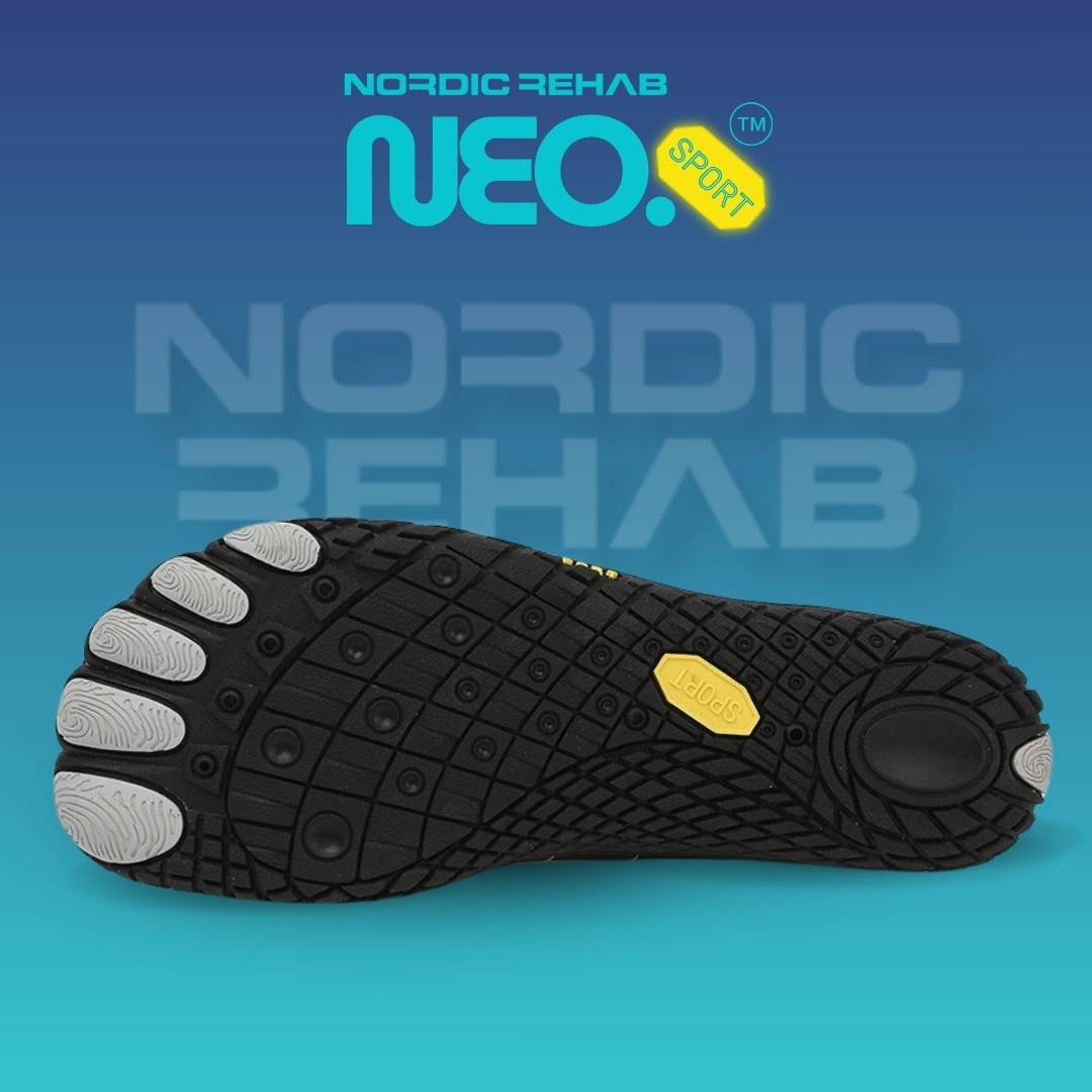 Närbild på undersidan av Nordic Rehab NEO Sport barfotaskor i svart. Sulan har greppvänligt mönster och flexibel konstruktion som stödjer fotens naturliga rörelse, stärker fotmusklerna och ger stabilitet vid träning och vardagsbruk.