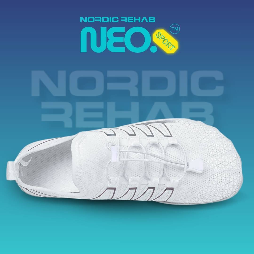 Produktbild på Nordic Rehab NEO Sport barfotaskor i vitt, sedd ovanifrån. Den breda tåboxen och den elastiska snörningen ger foten utrymme att röra sig naturligt, stärker fotmuskulaturen och ökar stabilitet och komfort vid gång och träning.