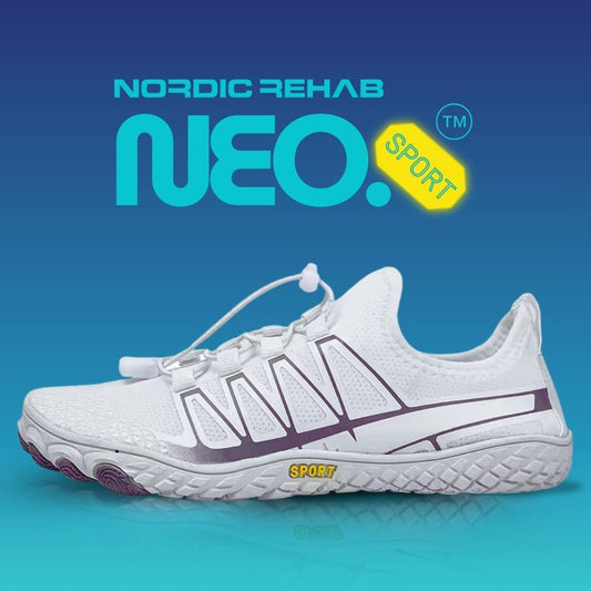 Produktbild på Nordic Rehab NEO Sport barfotaskor i vitt med ergonomisk och unisex design. Skon har bred tåbox, tunn flexibel sula och justerbar snörning som ger naturlig rörelse, stärker fotmuskulaturen och bidrar till en stabilare gånghållning med hög komfort vid varje steg.