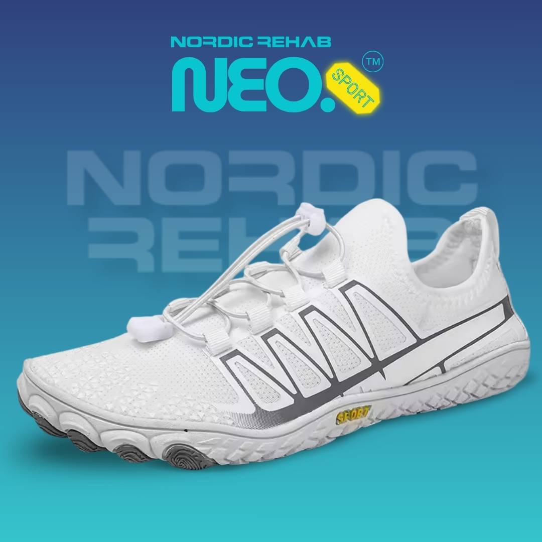 Produktbild på Nordic Rehab NEO Sport barfotaskor i vitt. Den lätta och ventilerande skon har bred tåbox, flexibel sula och justerbar snörning som stärker fotmuskulaturen, förbättrar hållning och ger naturlig rörelsefrihet vid gång och träning.