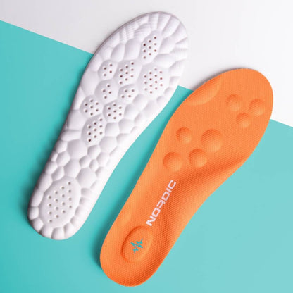 Produktbild från Nordic Rehab som visar CloudTech Comfort-skoinlägg med ovansida i orange och undersida i vit dämpande sula. Bilden visar ventilationshål, mjukt fotvalvsstöd och rundade massagepunkter för hög komfort och stabilitet.